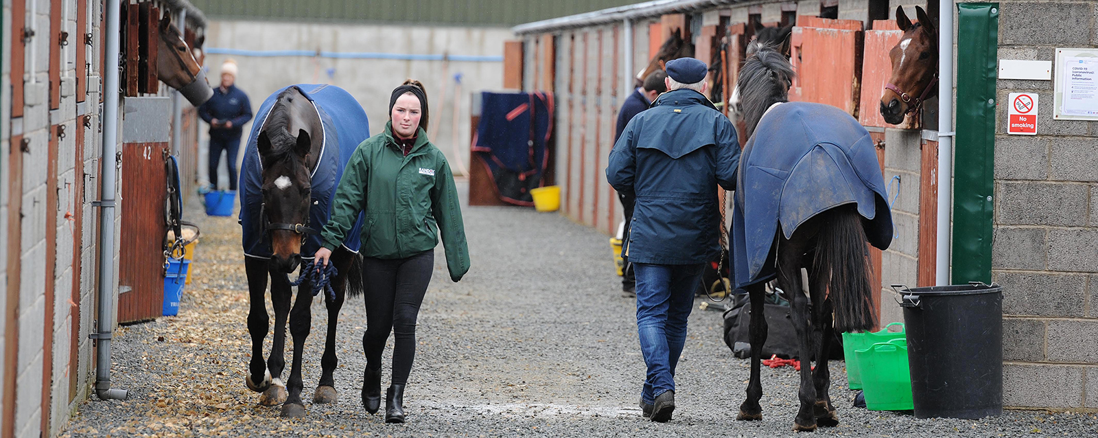 DOWN ROYAL 17-3-2020.
Stable staff and runners arrive to today's race meeting which is held behind closed doors to the public because of Coronavirus.
Photo Healy Racing.